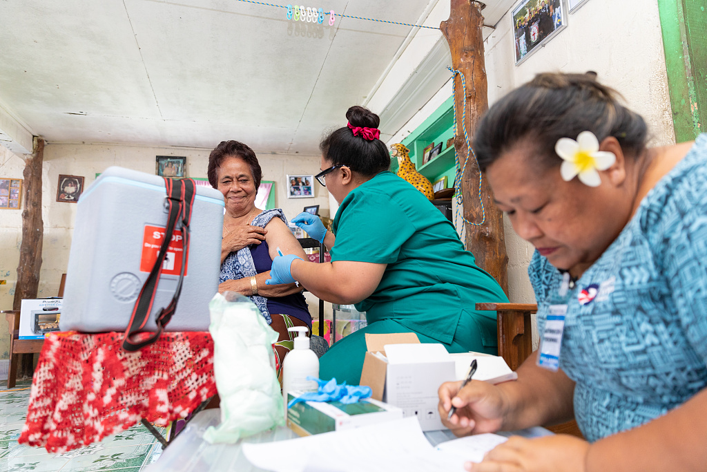 Health workers roll out a COVID-19 vaccination campaign at the village of Tuanaimato in Apia, Samoa, September 23, 2021. /CFP