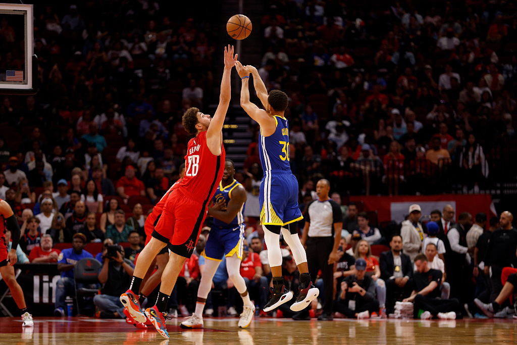 Stephen Curry (R) of the Golden State Warriors shoots in the game against the Houston Rockets at Toyota Center in Houston, Texas, October 29, 2023. /CFP
