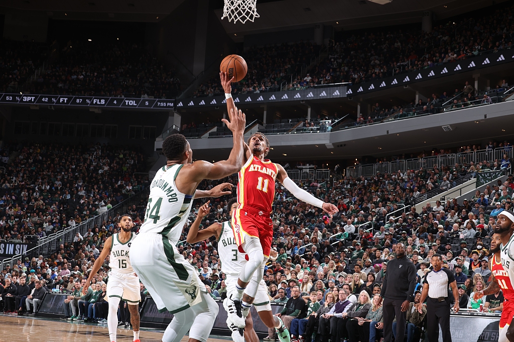 Trae Young (#11) of the Atlanta Hawks shoots in the game against the Milwaukee Bucks at Fiserv Forum in Milwaukee, Wisconsin, October 29, 2023. /CFP