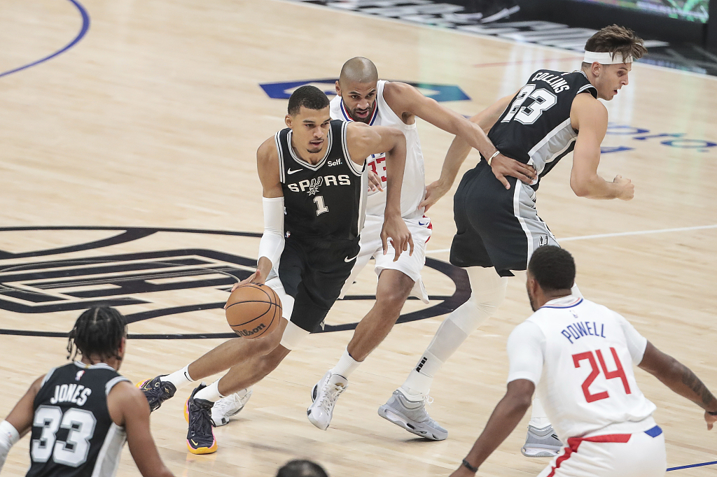 Victor Wembanyama (#1) of the San Antonio Spurs dribbles in the game against the Los Angeles Clippers at Crypto.com Arena in Los Angeles, California, October 29, 2023. /CFP