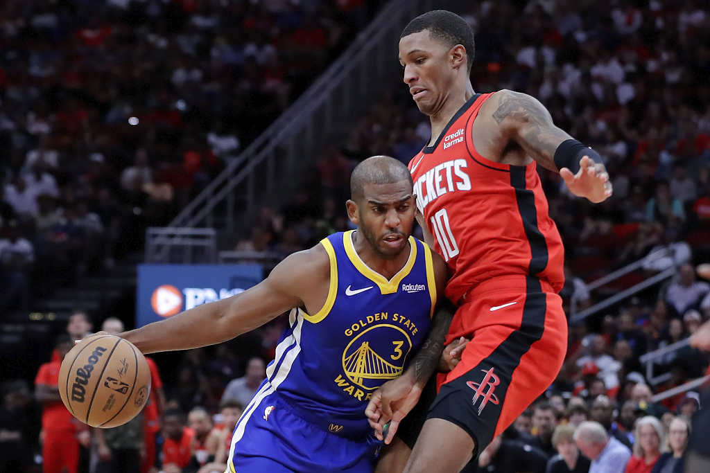 Chris Paul (L) of the Golden State Warriors penetrates in the game against the Houston Rockets at Toyota Center in Houston, Texas, October 29, 2023. /CFP