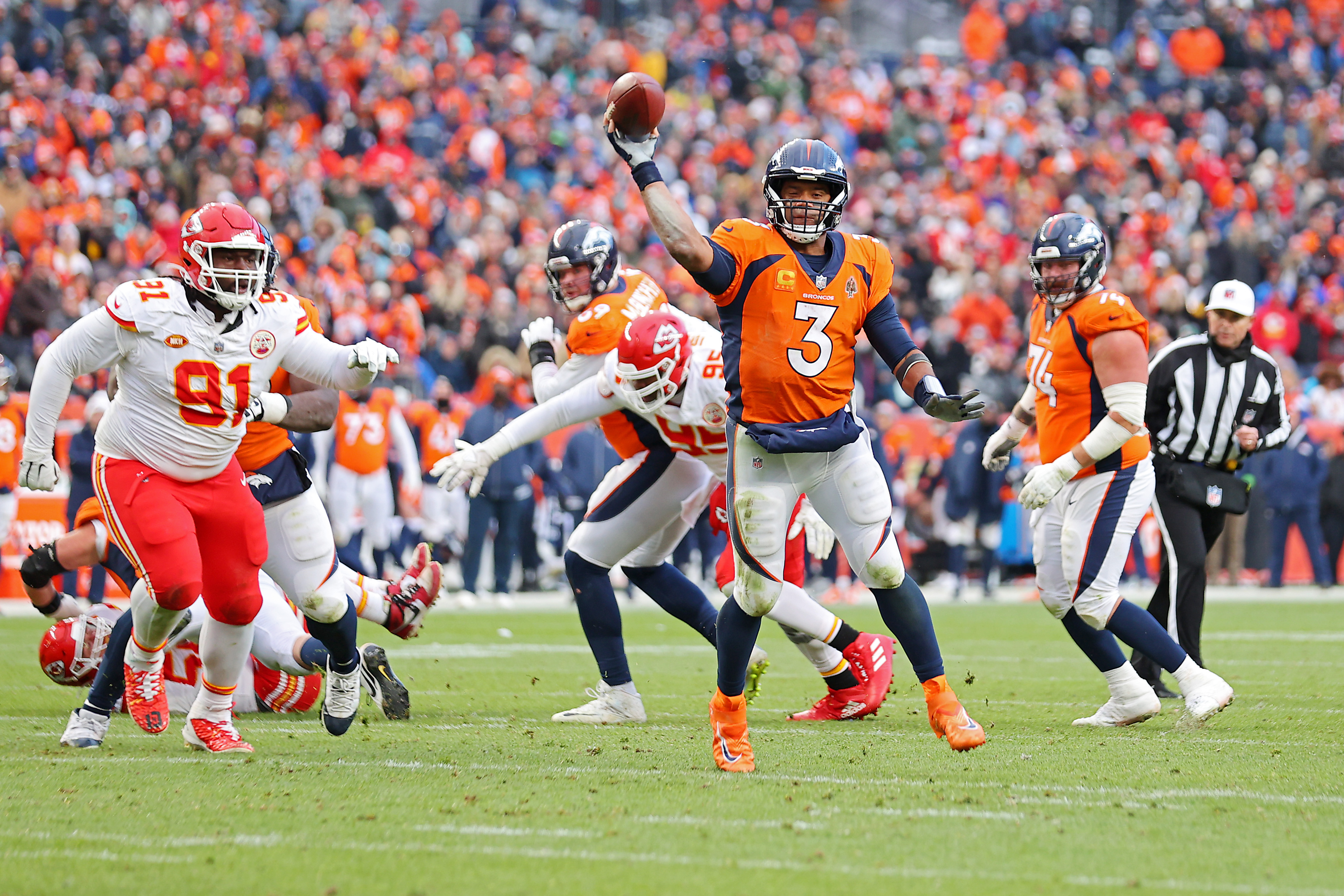Quarterback Russell Wilson (#3) of the Denver Broncos passes in the game against the Kansas City Chiefs at Empower Field at Mile High in Denver, Colorado, October 29, 2023. /CFP
