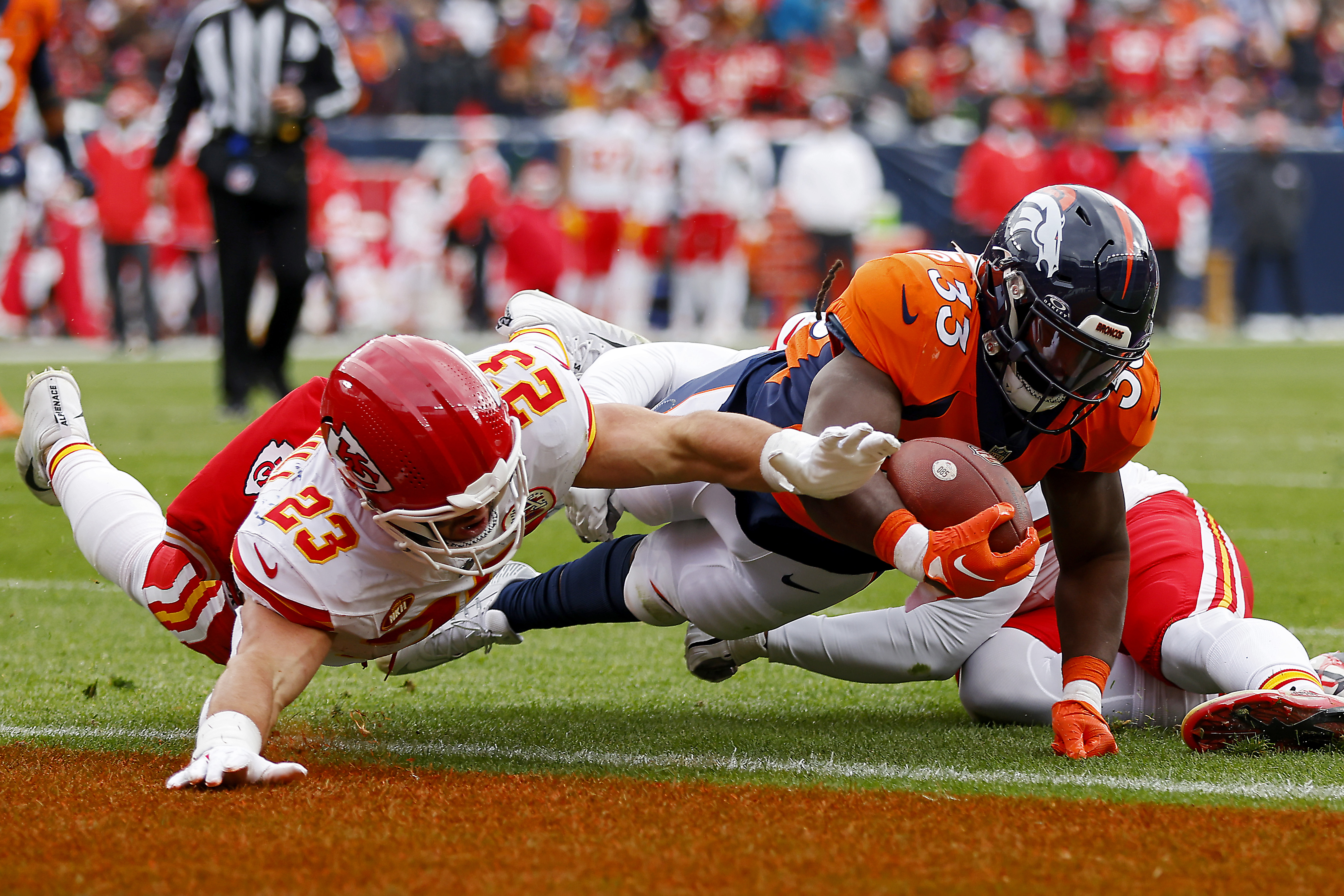 Running back Javonte Williams (R) of the Denver Broncos scores a touchdown in the game against the Kansas City Chiefs at Empower Field at Mile High in Denver, Colorado, October 29, 2023. /CFP