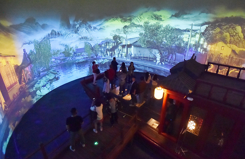 Visitors enjoy a Grand Canal-themed multimedia exhibition at the Yangzhou China Grand Canal Museum in Jiangsu Province, October 27, 2023. /CFP