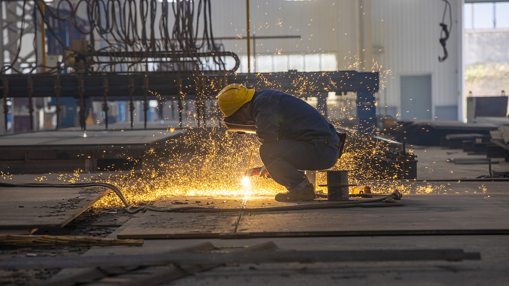 A view of workers welding bridge plates assisted by robots in Jinan, in China's Shandong Province, October 23, 2023. /CFP