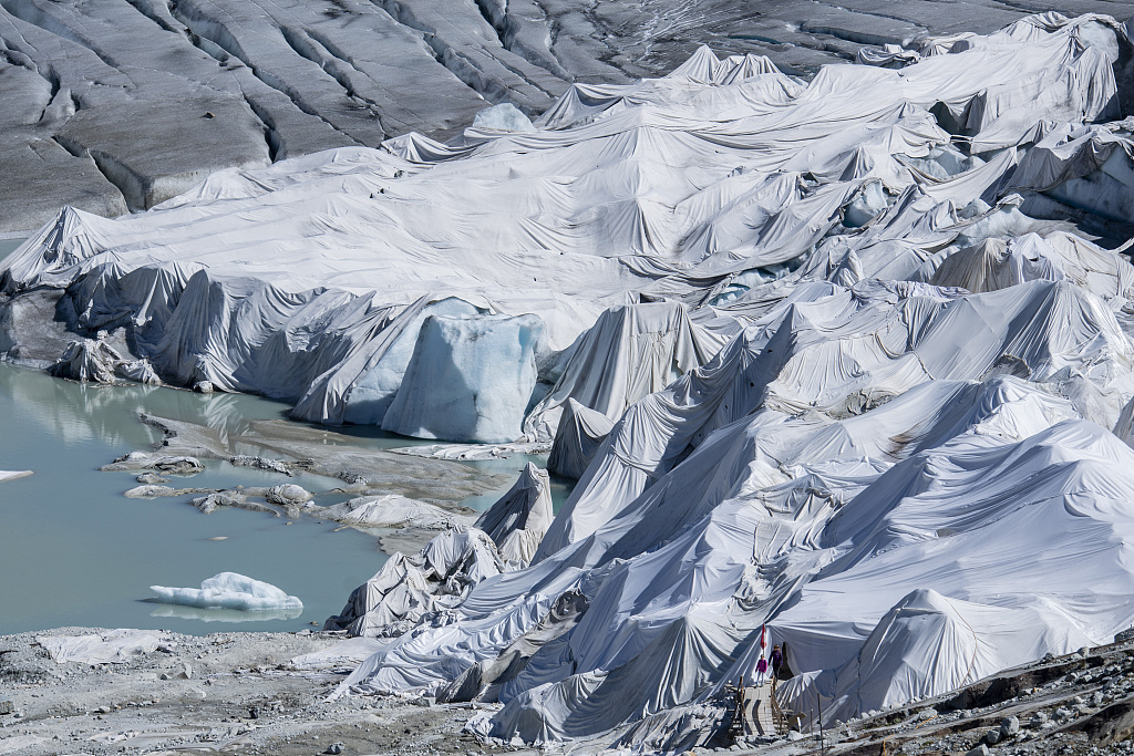 Parts of the Rhone Glacier are covered in blankets above Gletsch near the Furkapass in Switzerland, July 13, 2022. /CFP