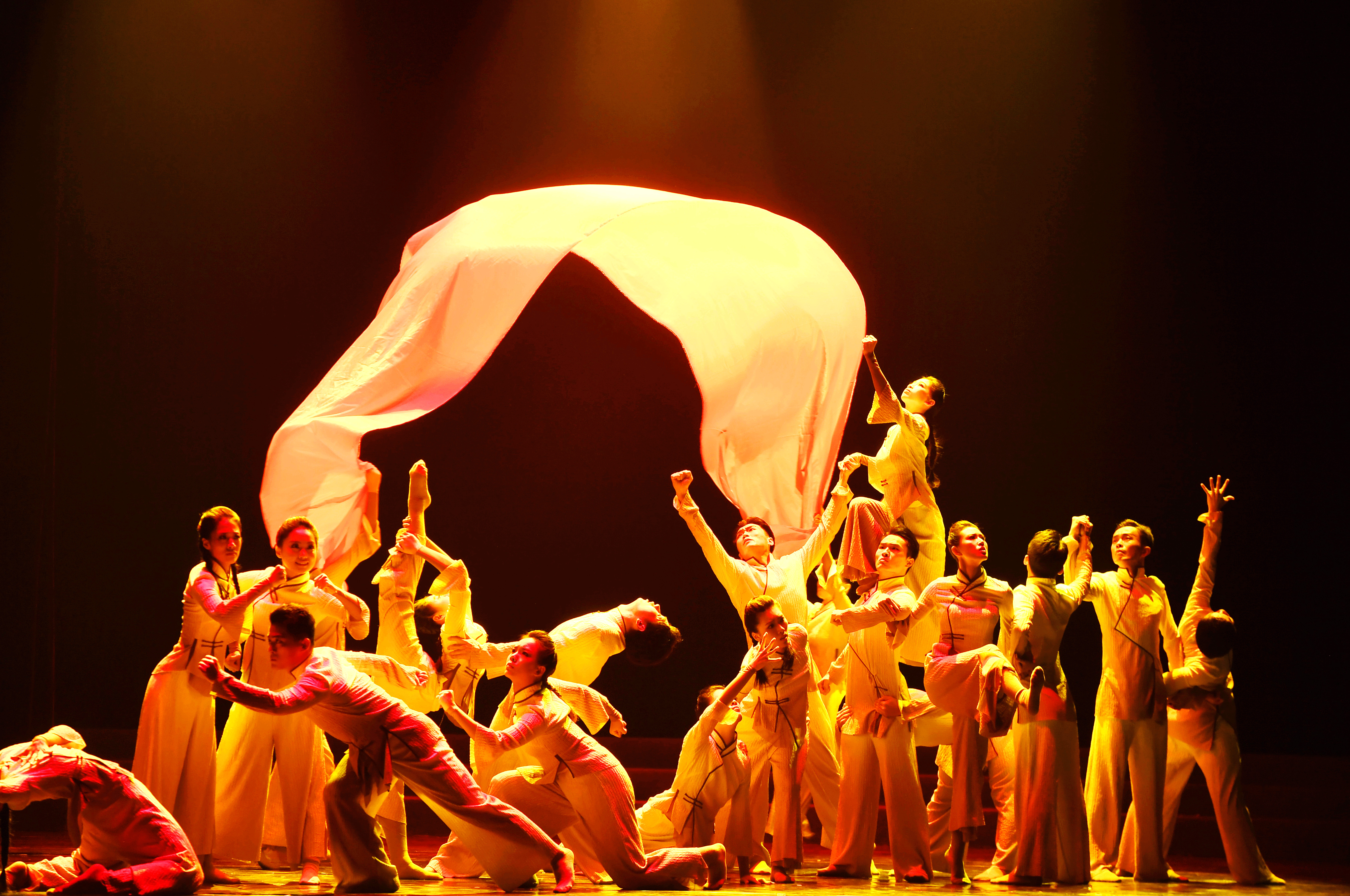 College students perform a dance routine in Nanjing City, Jiangsu Province, October 30, 2023. /IC