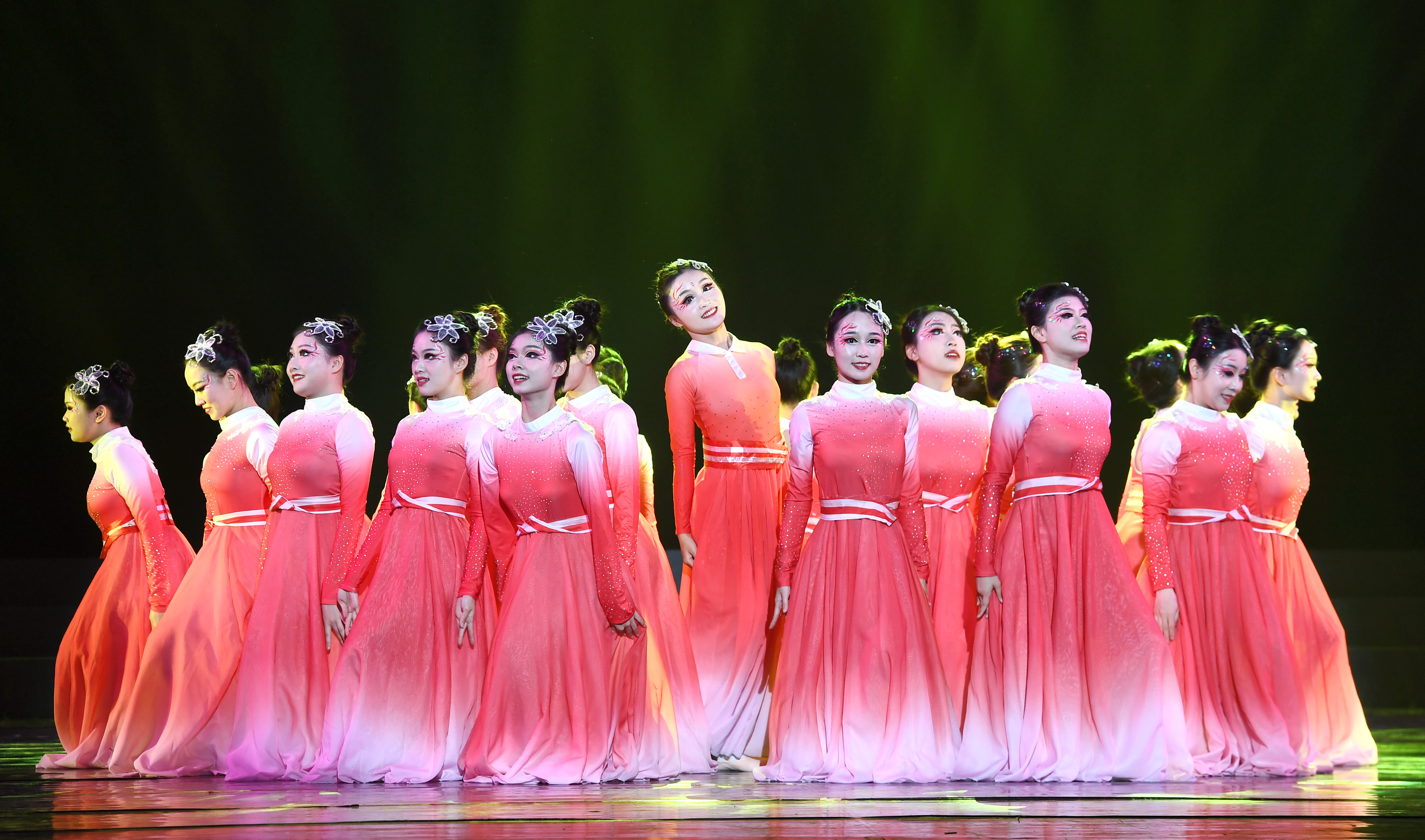 College students perform a dance routine in Nanjing City, Jiangsu Province, October 30, 2023. /IC