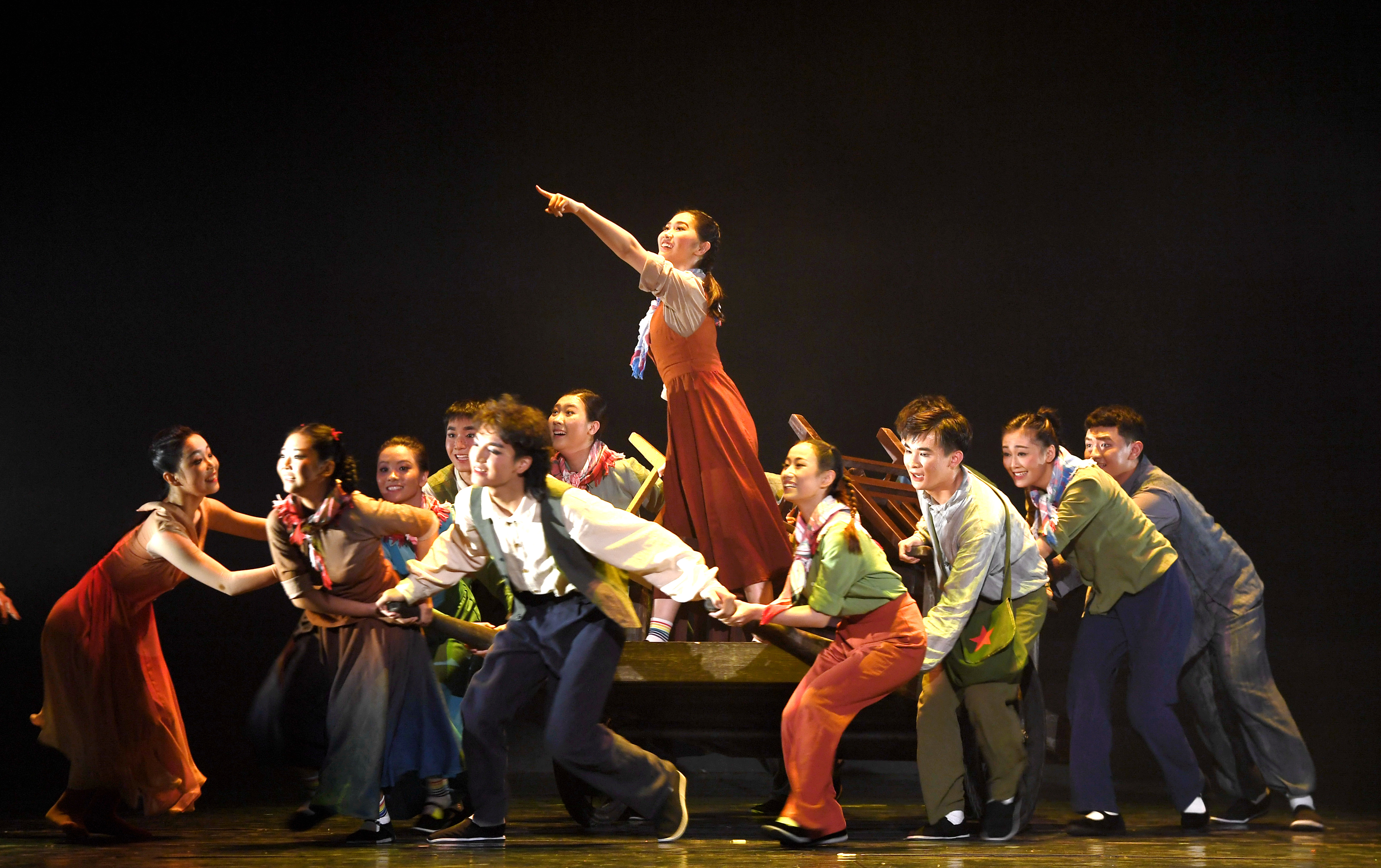 College students perform a dance routine in Nanjing City, Jiangsu Province, October 30, 2023. /IC