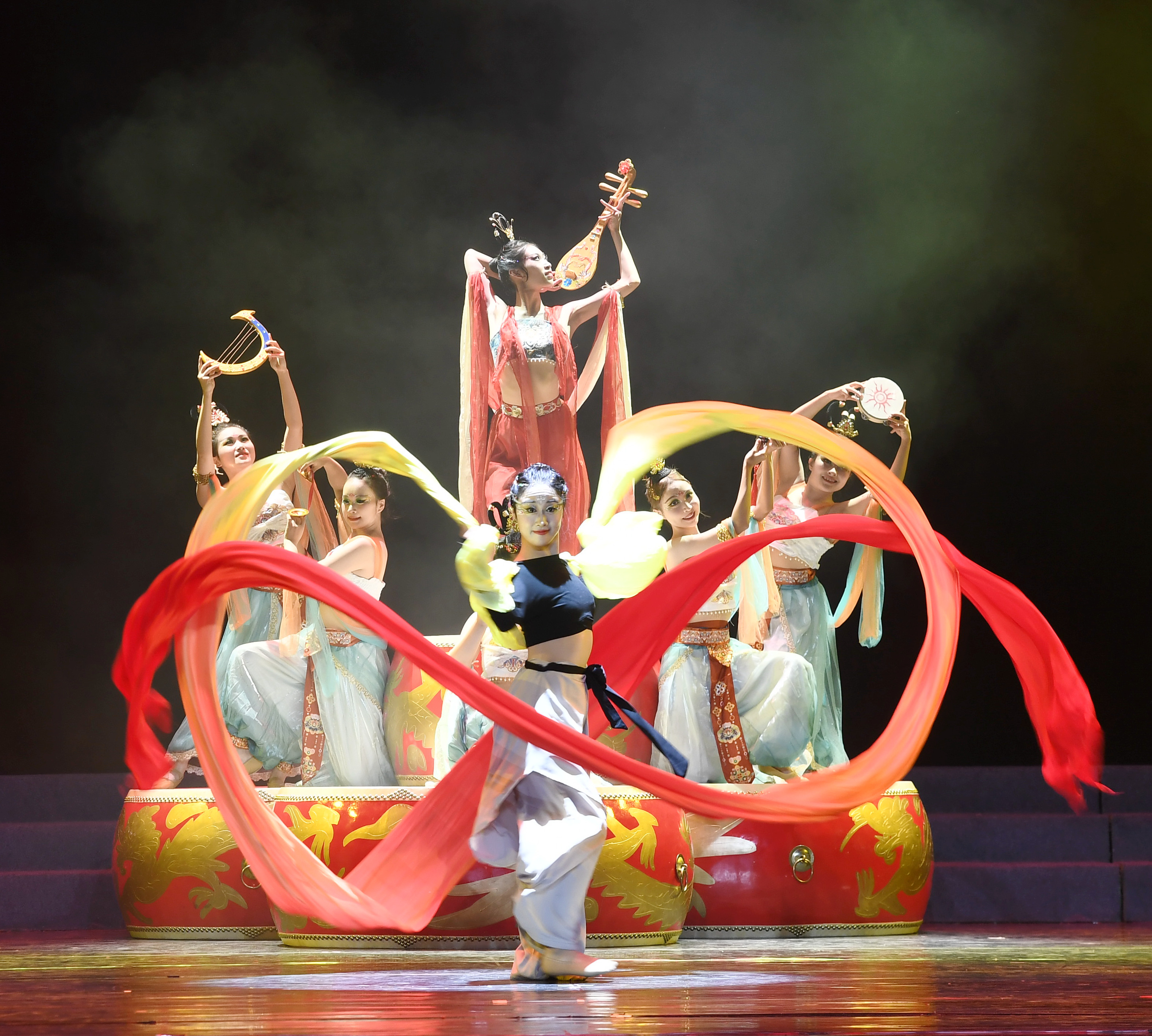 College students perform a dance routine in Nanjing City, Jiangsu Province, October 30, 2023. /IC