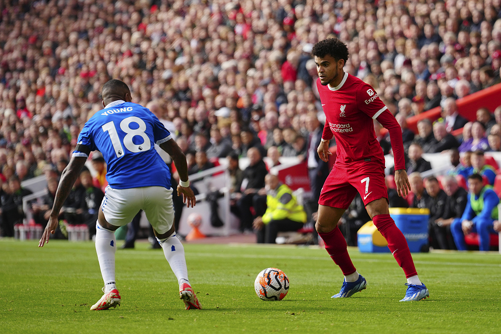 Liverpool's Luis Diaz (R) in action against Everton's Ashley Young during their Premier League clash at Anfield in Liverpool, England, October 21, 2023. /CFP