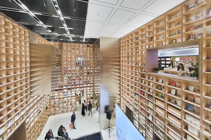 People visit the Shanghai Book Mall, Shanghai, October 28, 2023. /CFP