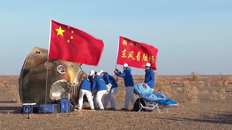 Staff prepare to help the Shenzhou-16 crew get out of the return module at the Dongfeng landing site in north China's Inner Mongolia Autonomous Region, October 31, 2023. /CFP