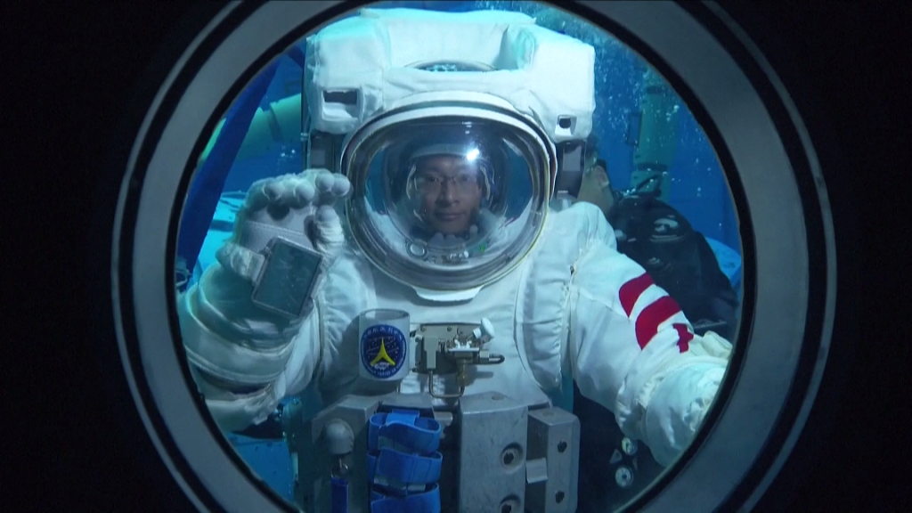 Taikonaut Gui Haichao participates in underwater training while wearing glasses. /CMG
