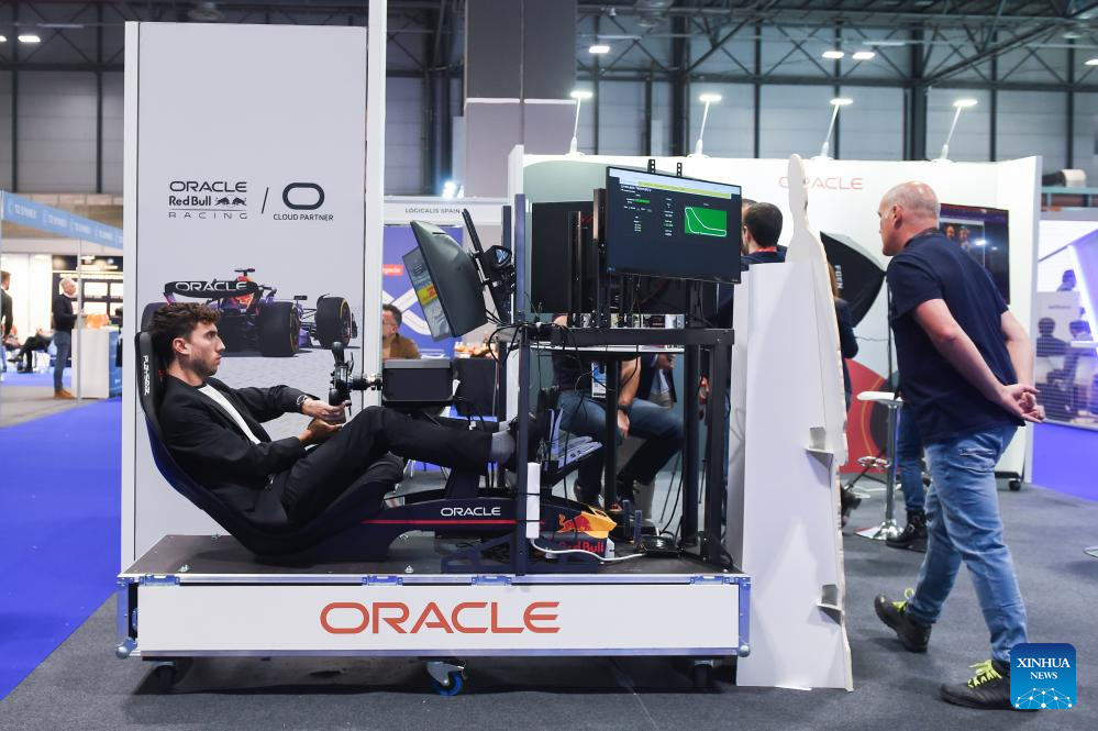 A man experiences an F1 simulator at the Madrid Tech Show in Madrid, Spain, October 30, 2023. /Xinhua