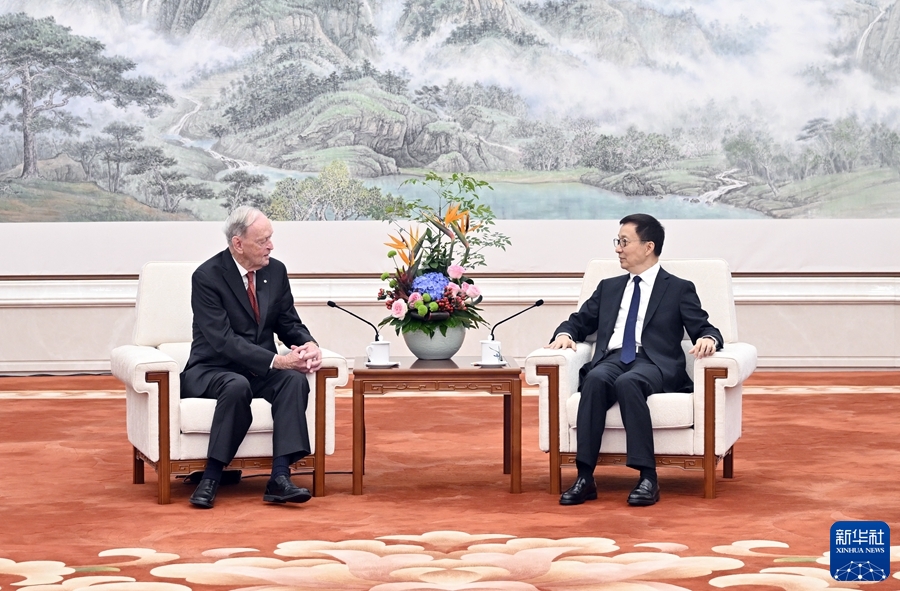 Chinese Vice President Han Zheng (R) meets former Canadian Prime Minister Jean Chretien in Beijing, China, November 1, 2023. /Xinhua