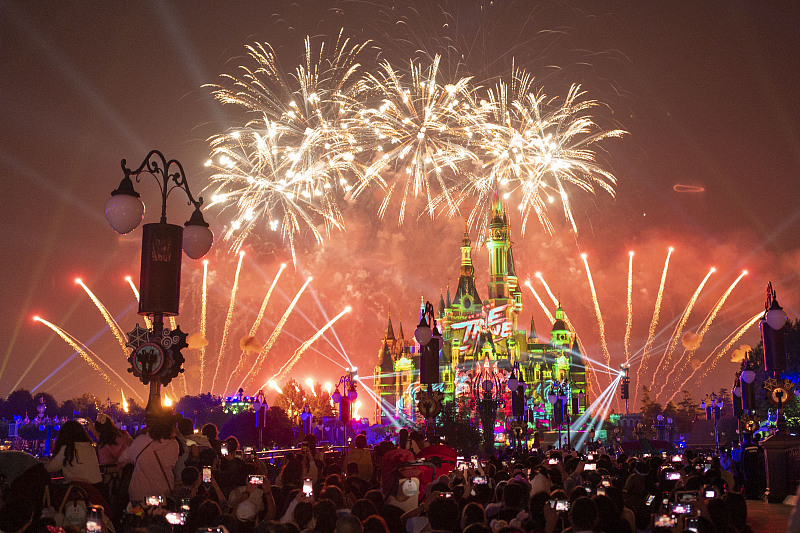 A stunning firework show lights up the skies over the Shanghai Disney Resort, Shanghai, October 31, 2023. /CFP