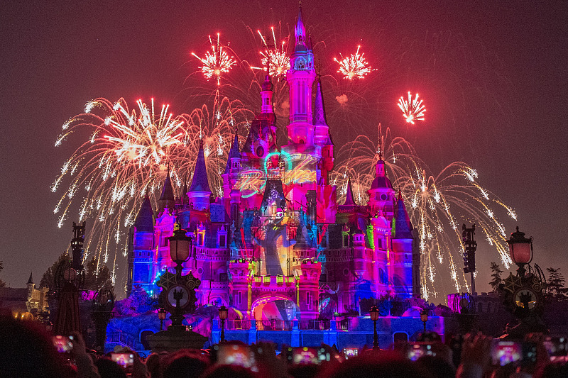 A stunning firework show lights up the skies over the Shanghai Disney Resort, Shanghai, October 31, 2023. /CFP