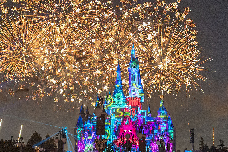 A stunning firework show lights up the skies over the Shanghai Disney Resort, Shanghai, October 31, 2023. /CFP