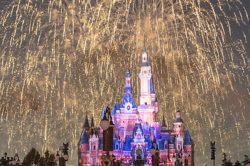 A stunning firework show lights up the skies over the Shanghai Disney Resort, Shanghai, October 31, 2023. /CFP