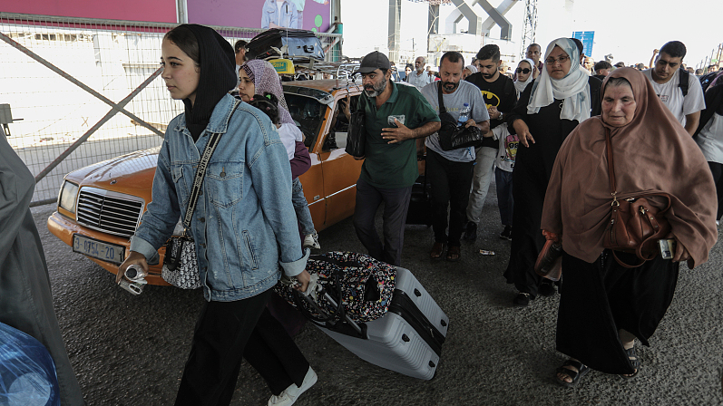 Palestinians are seen at the border crossing between the Gaza Strip and Egypt in Rafah, November 1, 2023. /CFP