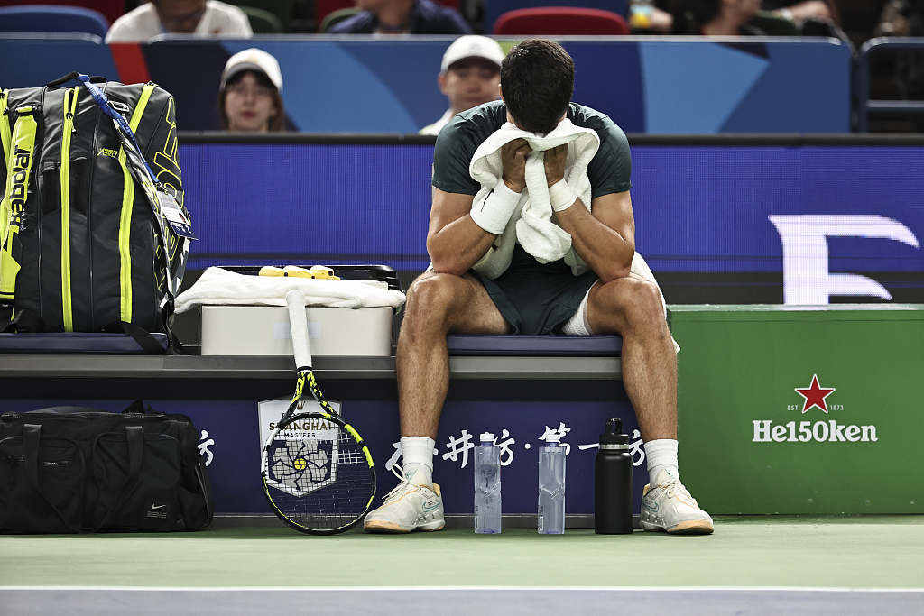 Carlos Alcaraz reacts during the round of 16 match against Grigor Dimitrov at the Shanghai Masters in Shanghai, China, October 11, 2023. /CFP