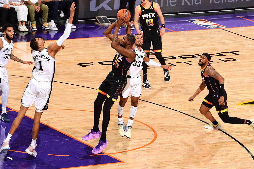Kevin Durant (#35) of the Phoenix Suns shoots in the game against the San Antonio Spurs at Footprint Center in Phoenix, Arizona, October 31, 2023. /CFP