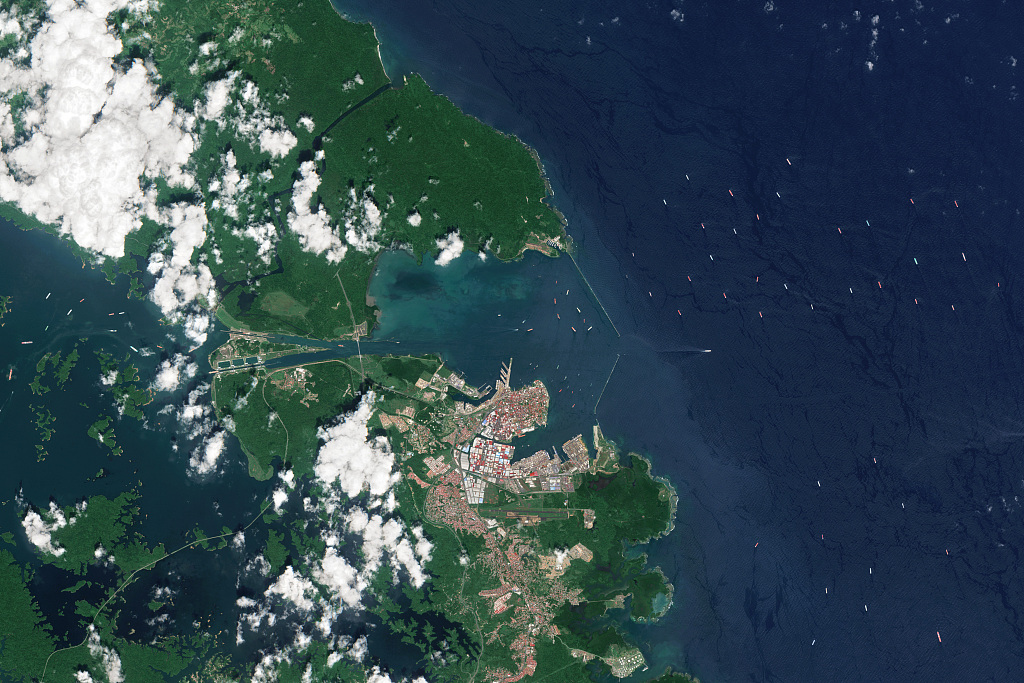 A satellite view of ship congestion on the Panama Canal due to drought on September 1, 2023. /CFP