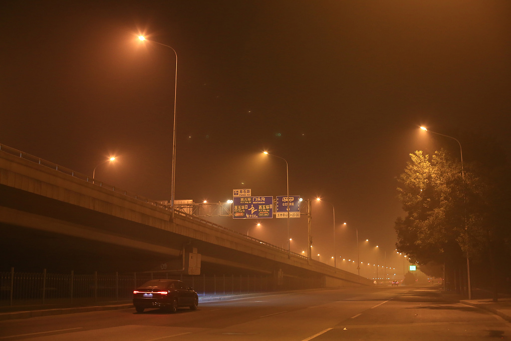 Haze on a Beijing street, October 31, 2023. /CFP