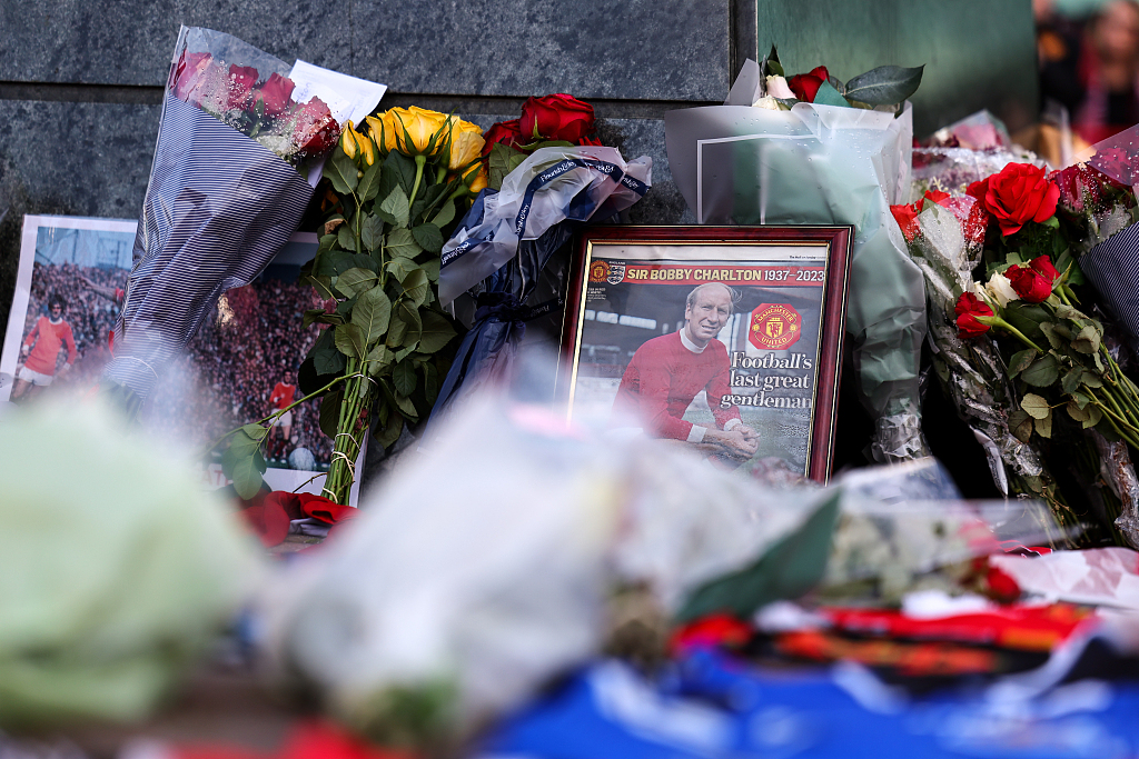 Tributes to the late Sir Bobby Charlton next to his statue outside Old Trafford at Old Trafford in Manchester, England, October 29, 2023. /CFP