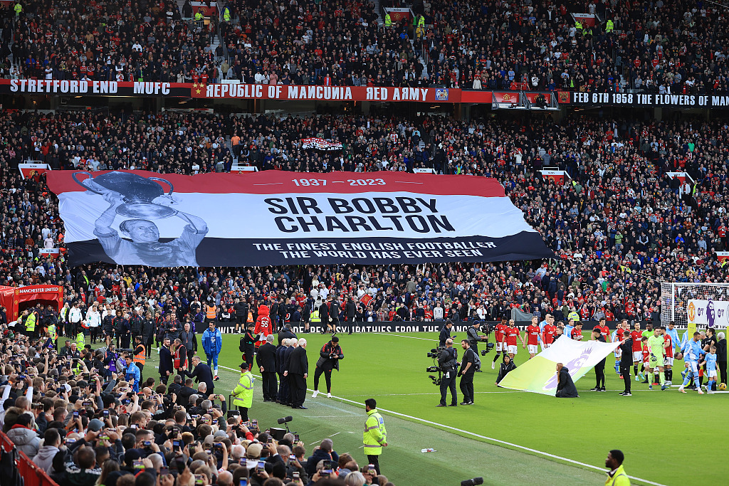 Fans display a giant banner in honor of the late Sir Bobby Charlton at Old Trafford in Manchester, England, October 29, 2023. /CFP