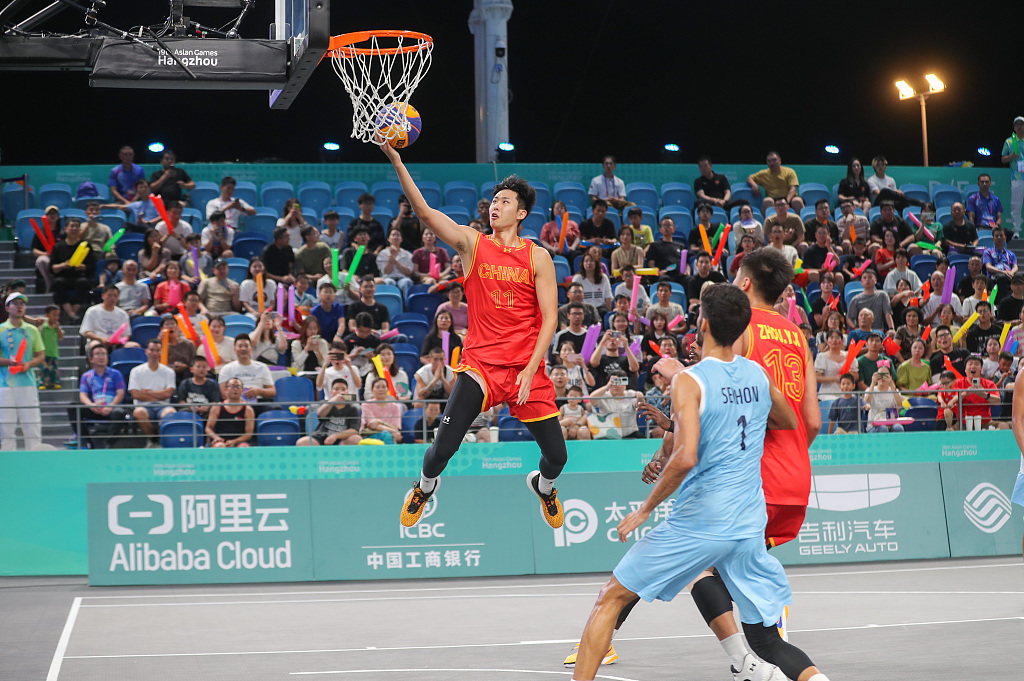 Zhao Jiaren (C) of China drives toward the rim in the 3x3 basketball men's group game against India at the 19th Asian Games in Huzhou, east China's Zhejiang Province, September 29, 2023. /CFP
