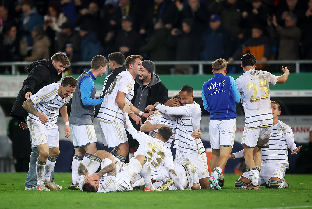 Saarbrücken players celebrate following the team's victory against Bayern Munich at Ludwigsparkstadion in Saarbruecken, Germany, November 1, 2023. /CFP