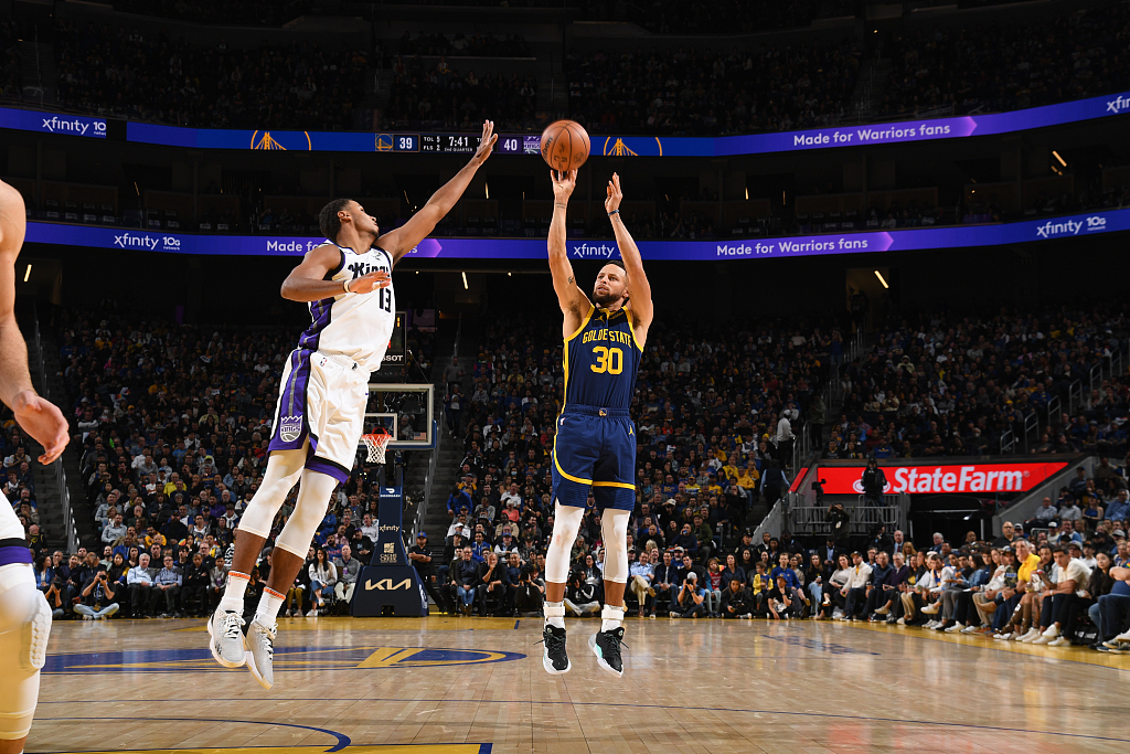 Stephen Curry (#30) of the Golden State Warriors shoots in the game against the Sacramento Kings at the Chase Center in San Francisco, California, November 1, 2023. /CFP