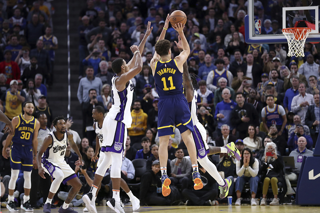 Klay Thompson (#11) of the Golden State Warriors shoots in the game against the Sacramento Kings at the Chase Center in San Francisco, California, November 1, 2023. /CFP
