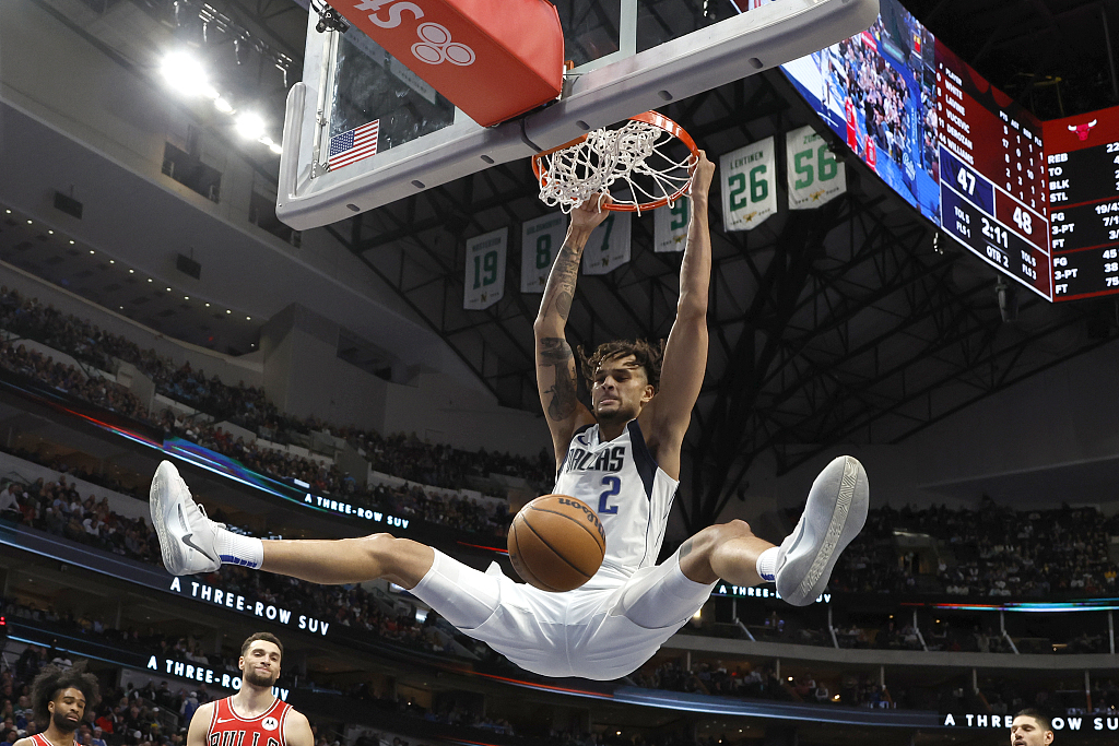 Dereck Lively II (#2) of the Dallas Mavericks dunks in the game against the Chicago Bulls at American Airlines Center in Dallas, Texas, November 1, 2023. /CFP