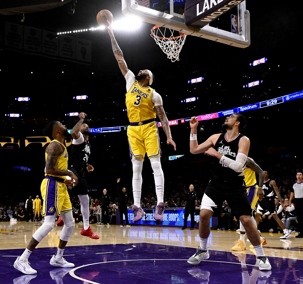 Anthony Davis (#3) of the Los Angeles Lakers blocks a shot by Norman Powell of the Los Angeles Clippers in the game at Crypto.com Arena in Los Angeles, California, November 1, 2023. /CFP_