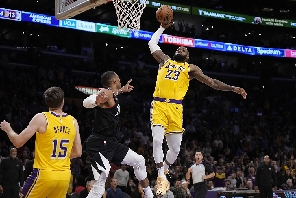 LeBron James (#23) of the Los Angeles Lakers dunks in the game against the Los Angeles Clippers at Crypto.com Arena in Los Angeles, California, November 1, 2023. /CFP