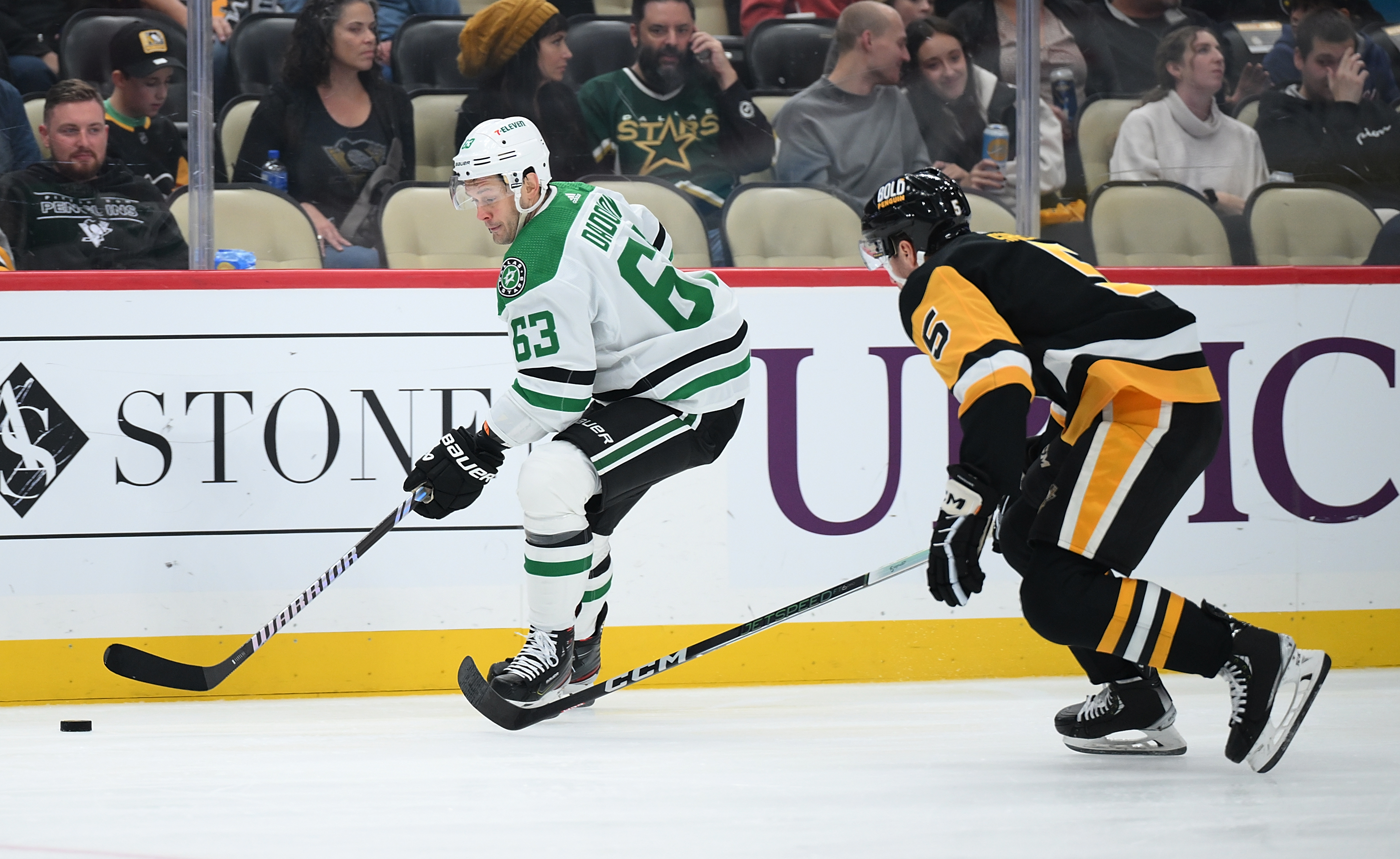 Evgenii Dadonov (L) of the Dallas Stars competes in the game against the Pittsburgh Penguins at PPG Paints Arena in Pittsburgh, Pennsylvania, October 24, 2023. /CFP