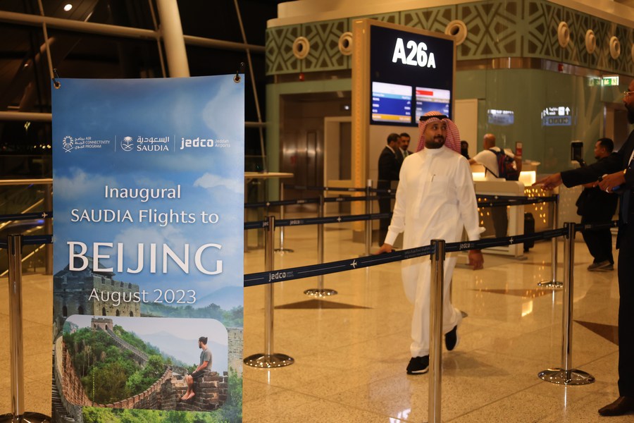 أطلقت الخطوط الجوية العربية السعودية خطًا مباشرًا يربط بين عاصمة المملكة الرياض ومدينة جدة الساحلية على البحر الأحمر وبكين، الصين.  المسافرون يستعدون للصعود إلى بوابة الصعود إلى الطائرة بمطار جدة الدولي في 4 أغسطس 2023.  / شينخوا