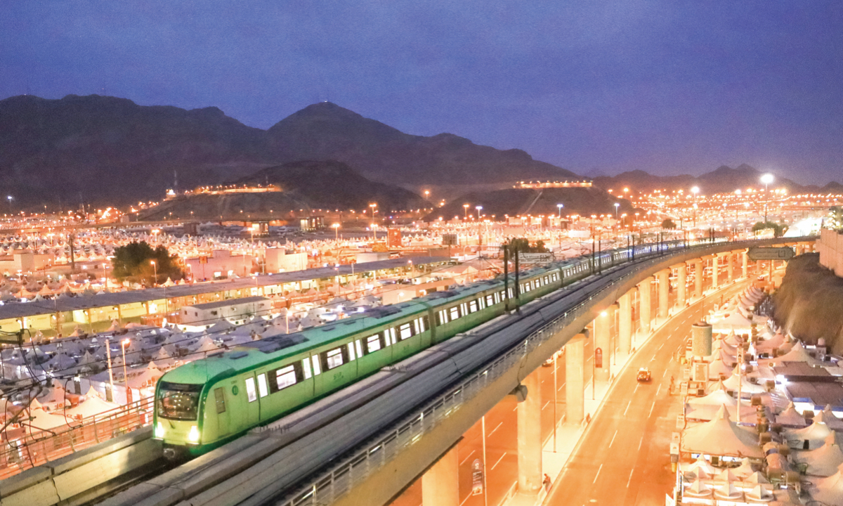 يعمل قطار مكة الخفيف الذي بنته الصين خلال موسم الحج في مكة بالمملكة العربية السعودية.  تم إنشاء النظام من قبل شركة بناء السكك الحديدية الصينية (CRCC)، في 12 يوليو 2022.  / شينخوا
