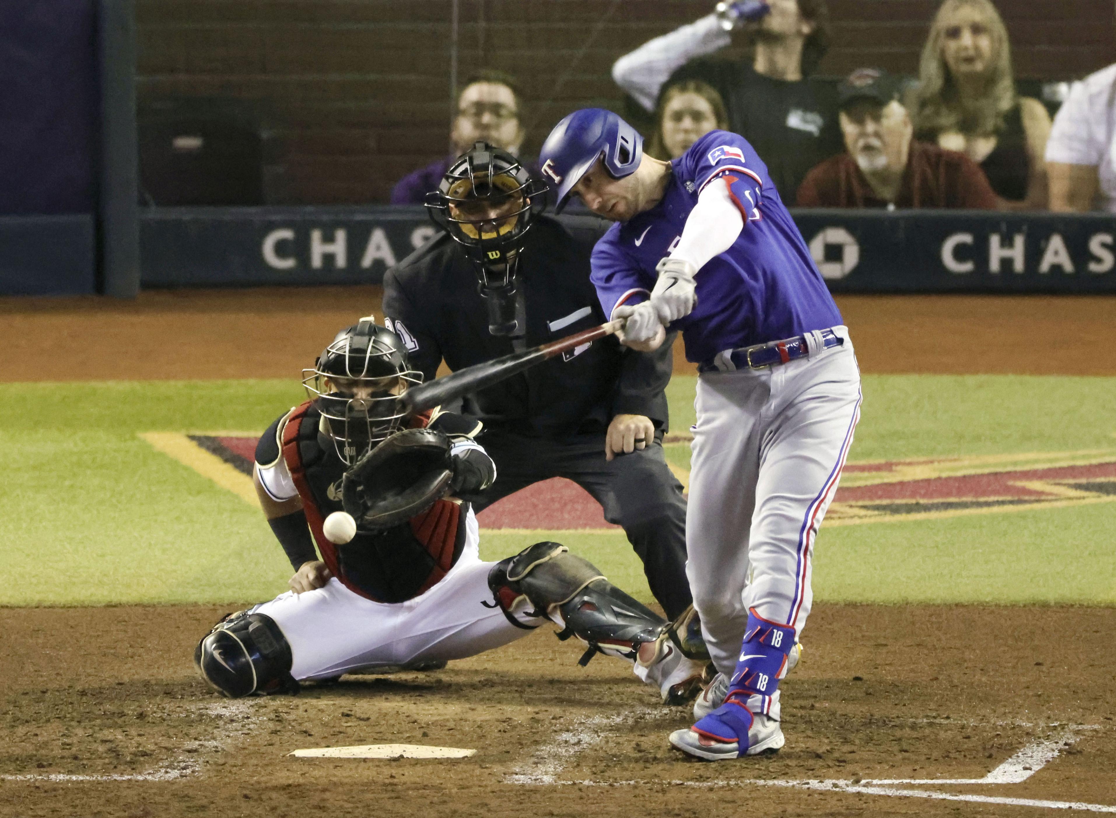 Mitch Garver (R) of the Texas Rangers hits a run batted in during the seventh inning in Game 5 of the World Series against the Arizona Diamonbacks at Chase Field in Phoenix, Arizona, November 1, 2023. /CFP