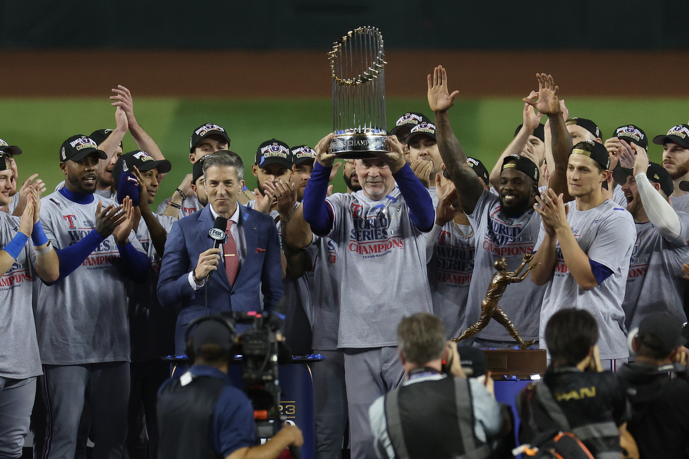 Bruce Bochy (C), manager of the Texas Rangers, lifts up the Commissioner's Trophy to celebrate their 5-0 win over the Arizona Diamondbacks in Game 5 of the World Series at Chase Field in Phoenix, Arizona, November 1, 2023. /CFP