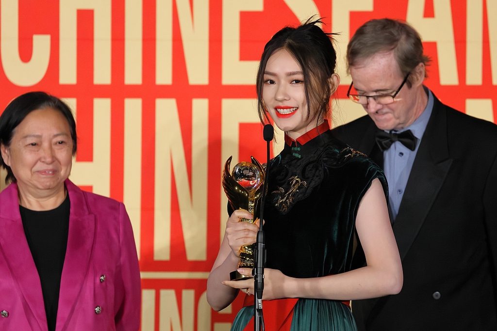 Photo taken on November 1, 2023 in Los Angeles shows Chinese actor Lin Yun (center) receiving the Best Actress in a Leading Role in the Television category. /CFP