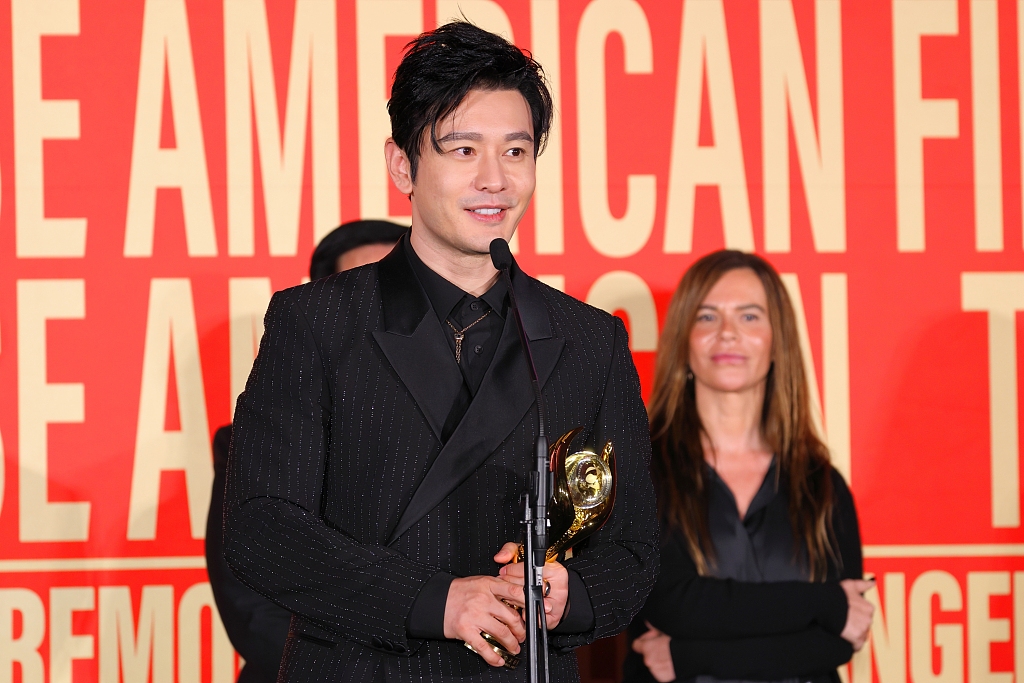Photo taken on November 1, 2023 in Los Angeles shows Chinese actor Huang Xiaoming receiving the award for Best Actor in a Leading Role in the Television category. /CFP