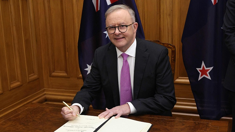 Australian Prime Minister Albanese signs the visitors book at Parliament in Wellington, New Zealand, July 26, 2023. /CFP