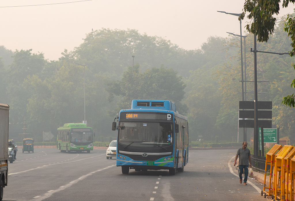 An electric bus navigating through the smog near India Gate in polluted New Delhi, India November 1, 2023. /CFP