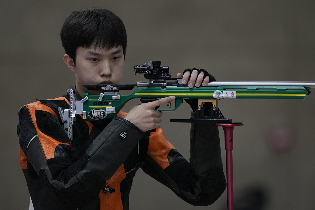 China's Du Linshu during the men's 50m rifle three positions final at the 19th Asian Games in Hangzhou, Zhejiang Province, China, September 27, 2023. /CFP