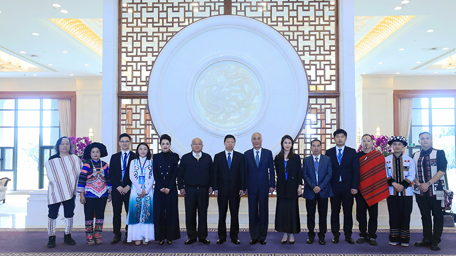 Song Tao, head of both the Taiwan Work Office of the Communist Party of China Central Committee and the Taiwan Affairs Office of the State Council, poses for a photo with Taiwan business representatives in Kunming, capital city of southwestern Yunnan Province, November 2, 2023. /Taiwan.cn