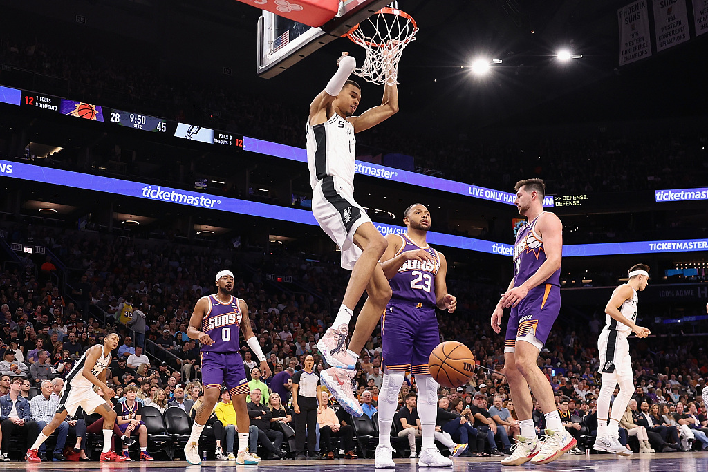 Victor Wembanyama (#1) of the San Antonio Spurs dunks in the game against the Phoenix Suns at Footprint Center in Phoenix, Arizona, November 2, 2023. /CFP